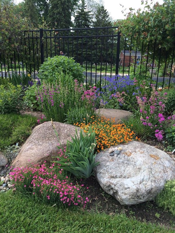 Try these easy tips for landscaping with rocks and boulders to add texture and beautify your garden!
