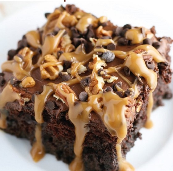 Chocolate Turtle Poke Cake ⋆ Food Curation